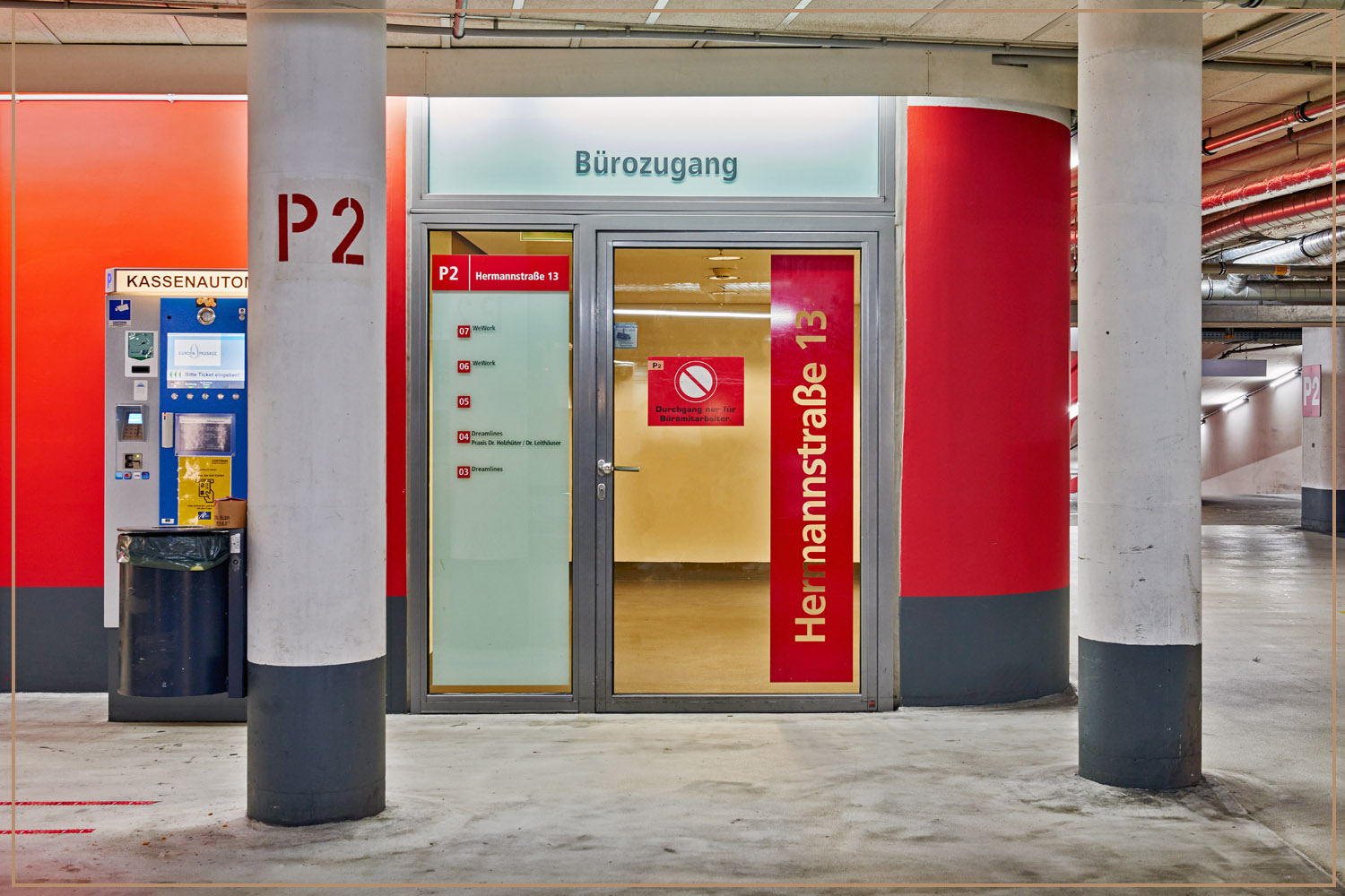 Bürozugang und Klingel am Parkdeck